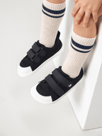 Chaussures barefoot noires pour enfant avec scratchs, pieds libres et confort naturel