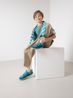 Enfant portant des chaussures barefoot bleues, confort naturel pour pieds libres